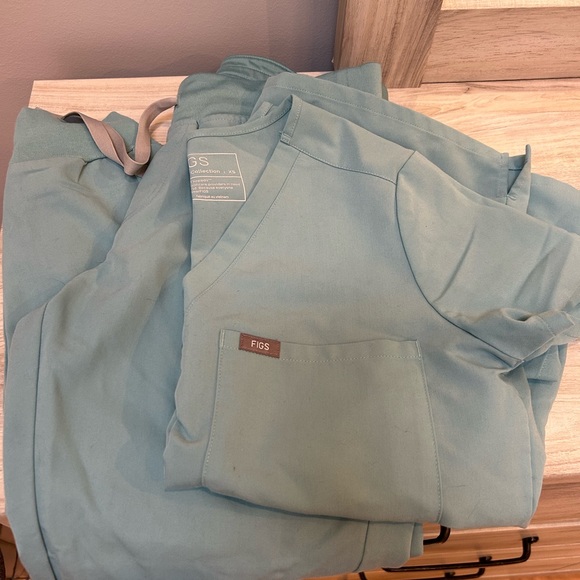 Figs aqua set - like new - Picture 1 of 3